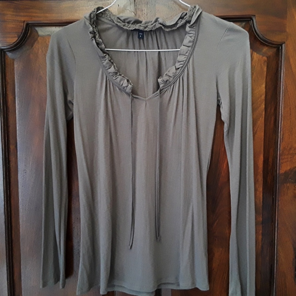 Gap flirty ruffle neck long sleeve top blouse